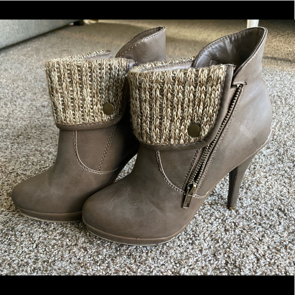 Super Cute & Cozy heeled boots Great Used Condition Size 6.5